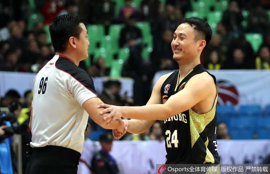 丁彦雨航在防守球员的围堵下依然眼神坚毅，高高跃起完成霸气上篮，瞬间点燃全场气氛。