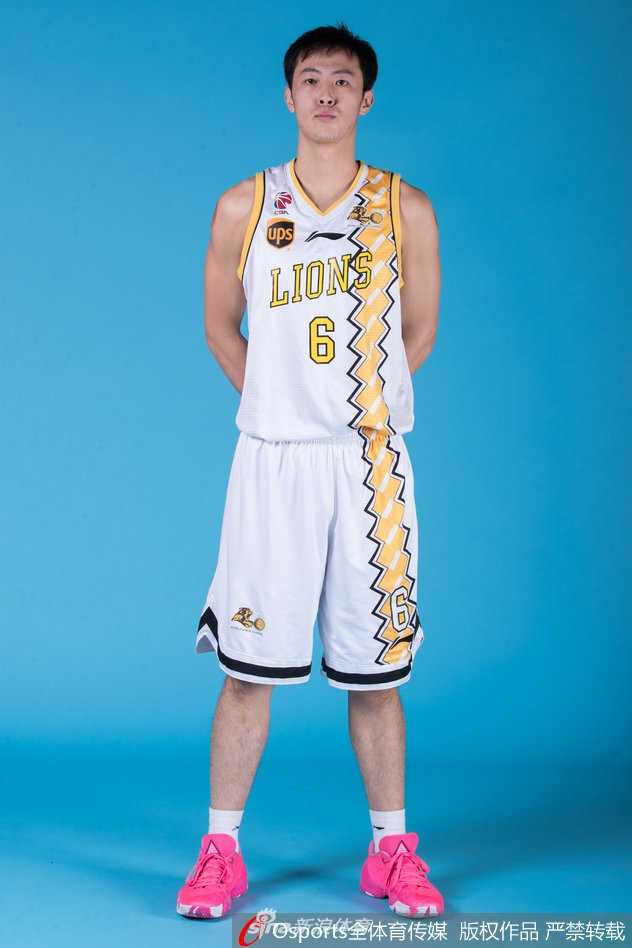 主教练李春江在镜头前神情严肃，这位冠军教头正带领着全新的广厦，向着打破季后赛首轮魔咒的目标发起最强有力的冲锋。