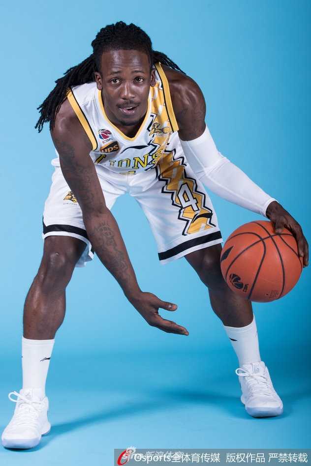 胡金秋笑得腼腆而自信，作为本土内线的希望之星，他在这个赛季用一次次稳定的中投和拼抢，筑起了广厦的内线长城。