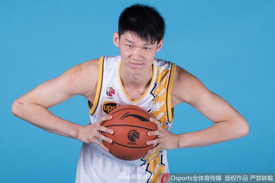 刘铮和李京龙在训练间隙交流，新赛季他们将在外线承担起防守和投射的重任，是李春江指导麾下的重要拼图。