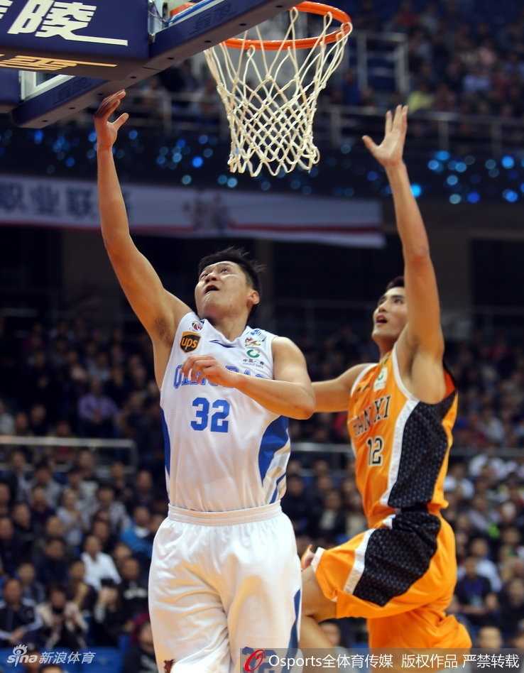 “钻石”斯科拉闪耀齐鲁,山西男篮客场大胜青岛 山西队球员刘冠岑在快攻中完成一记势大力沉的单手劈扣,身体在空中完全舒展,充满力量感。