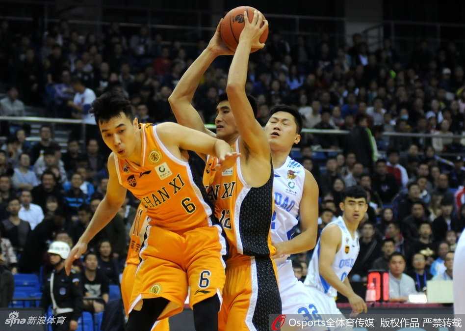 “钻石”斯科拉闪耀齐鲁,山西男篮客场大胜青岛 斯科拉在山西队替补席前起身鼓掌,为队友的精彩表现喝彩,眼神中充满了领袖的沉稳与鼓励。