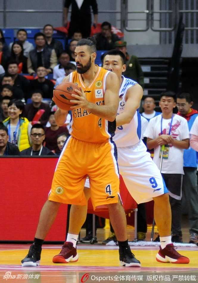 “钻石”斯科拉闪耀齐鲁,山西男篮客场大胜青岛 斯科拉在青岛队内线高高跃起,奋力抢下进攻篮板,他身边的防守球员只能望球兴叹。