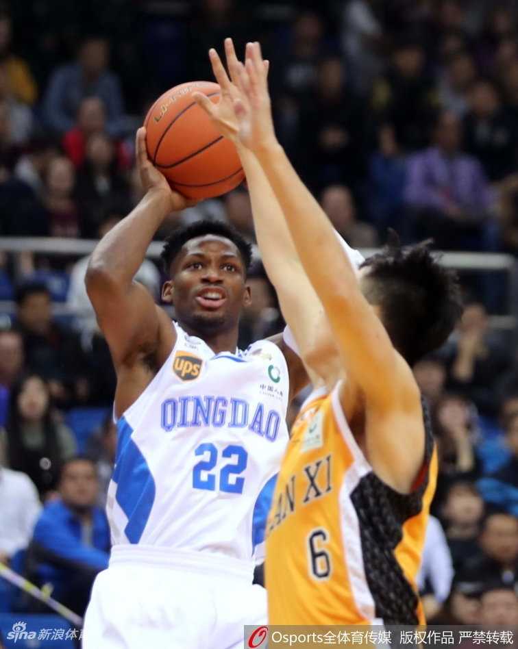 “钻石”斯科拉闪耀齐鲁,山西男篮客场大胜青岛 斯科拉面对青岛队多人防守,以一记灵活的转身晃开空间,眼神专注地盯着篮筐准备投篮。