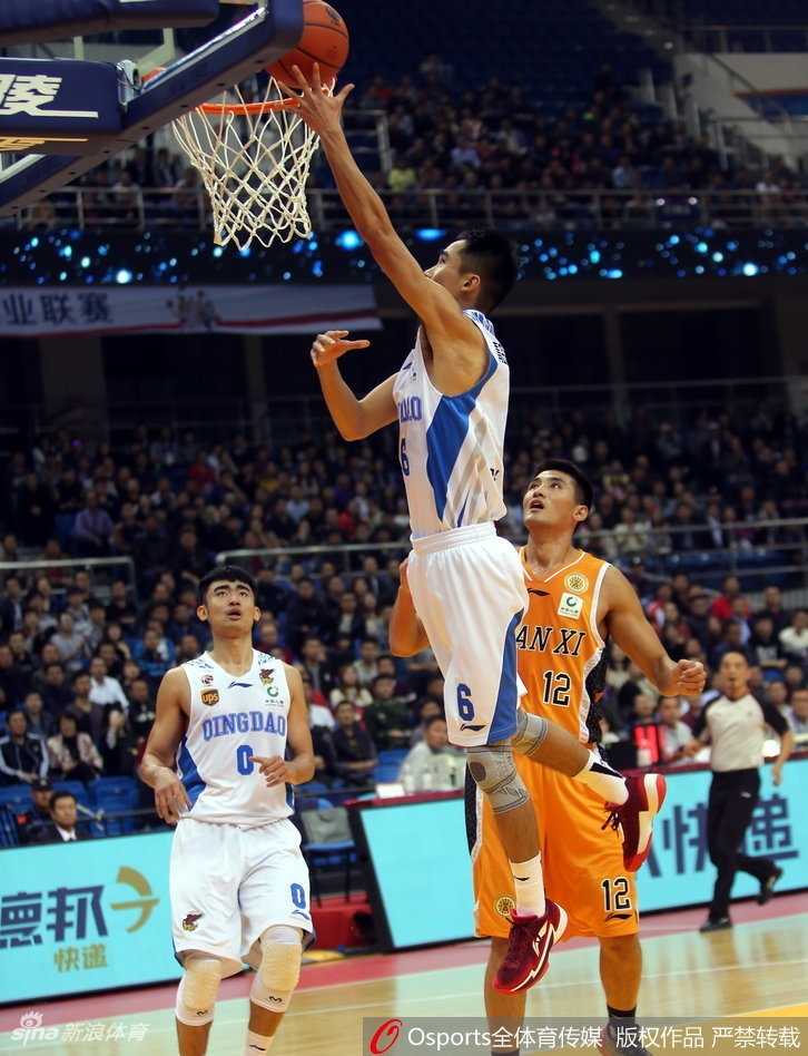 “钻石”斯科拉闪耀齐鲁,山西男篮客场大胜青岛 山西队球员曾令旭运球突破,青岛队的防守球员紧贴不放,双方在高速对抗中肌肉碰撞,气氛紧张。