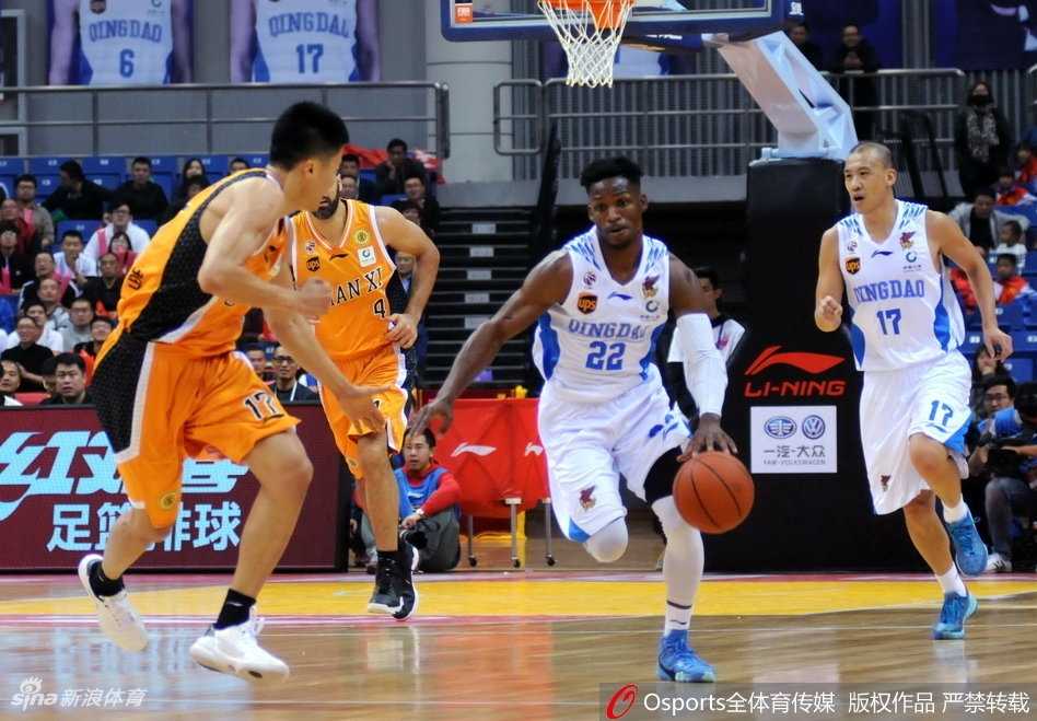 “钻石”斯科拉闪耀齐鲁,山西男篮客场大胜青岛 青岛队外援吉布森面对山西队防守,急停跳投出手,篮球在空中划过一道弧线飞向篮筐。