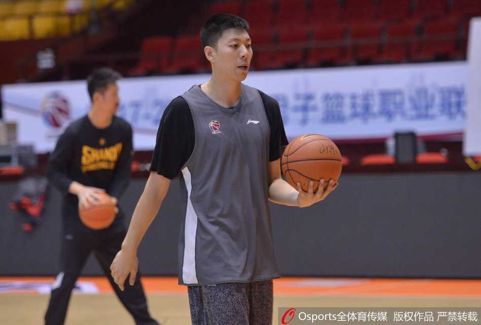 斯科拉在比赛中全神贯注,身体微微前倾准备争抢篮板,展现了老将的拼劲。