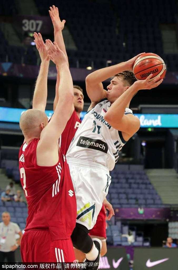 “龙”腾赫尔辛基:德拉季奇率领斯洛文尼亚踏破波兰军团 德拉季奇指挥若定,眼神如炬穿透波兰全场紧逼,用一次次精妙传球撕开对手的防守网。