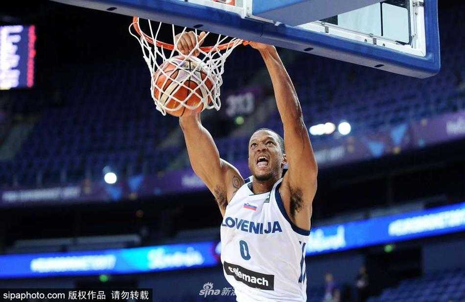 “龙”腾赫尔辛基:德拉季奇率领斯洛文尼亚踏破波兰军团 “龙”咆哮欧陆,德拉季奇如同白焰划破芬兰夜空,以一记犀利突破撕裂波兰防线。