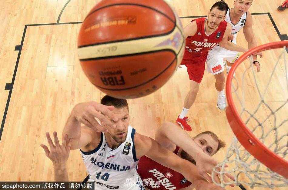 “龙”腾赫尔辛基:德拉季奇率领斯洛文尼亚踏破波兰军团 赫尔辛基的灯光聚焦赛场,斯洛文尼亚与波兰的勇士们展开白刃战,每一次球权更迭都牵动人心。