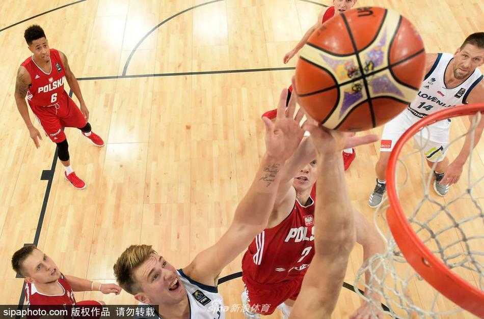 “龙”腾赫尔辛基:德拉季奇率领斯洛文尼亚踏破波兰军团 未来巨星初露锋芒,东契奇与兰多夫筑起内线屏障,联手将波兰队的反攻火苗扑灭于篮下。