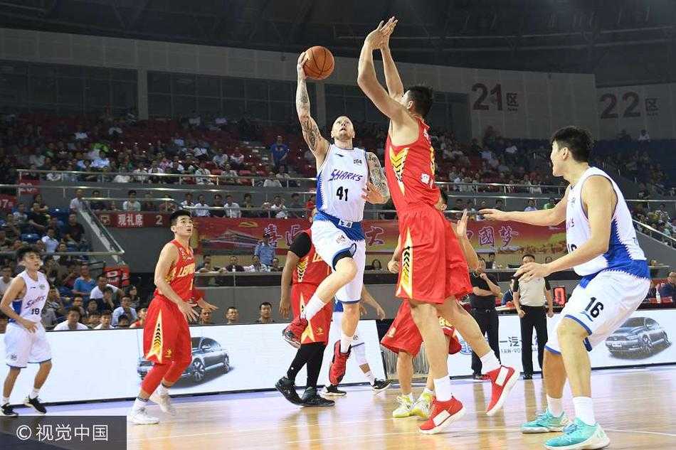 深圳与上海的球员在篮下为了球权奋力拼抢，肌肉碰撞间火花四溅，展现了季前赛难得的激烈对抗程度。