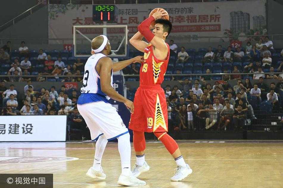 深圳队萨林杰在对方内线高高跃起，以一敌三强势上篮，展现出NBA级别内线的绝对统治力。