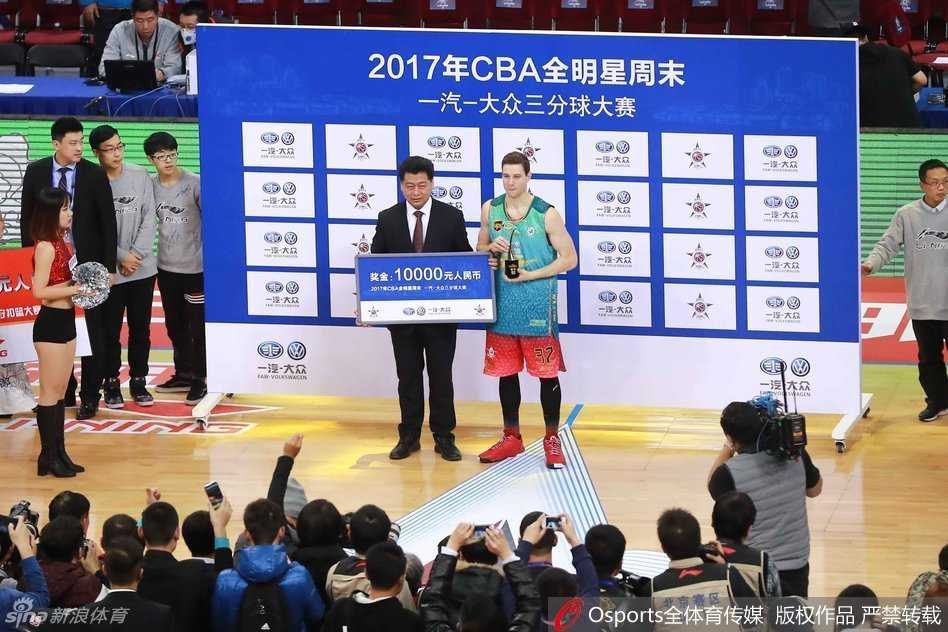 身披北方队战袍的丁彦雨航在全明星正赛中犹如天神下凡，他高高跃起单手劈扣，球衣随风扬起，眼神中满是舍我其谁的霸气，这一刻宣告着丁外援时代的正式来临。