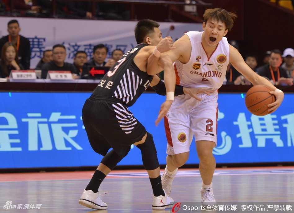 丁彦雨航劳森合砍52分 山东男篮主场力克辽宁复仇成功 莫泰尤纳斯篮下强打,利用强壮的身体卡住位置,转身勾手投篮一气呵成。