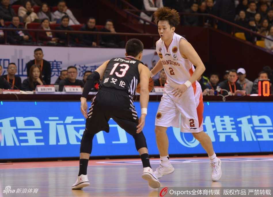 丁彦雨航劳森合砍52分 山东男篮主场力克辽宁复仇成功 丁彦雨航面对防守毫无惧色,运球突破强行上篮,眼神中透露出必胜的决心。