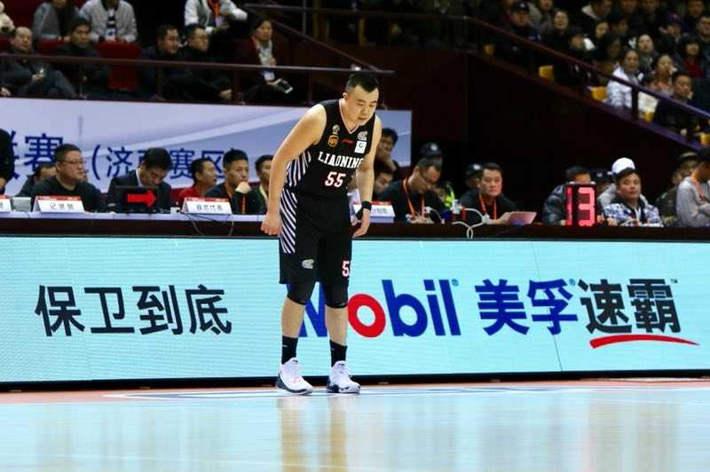 丁彦雨航劳森合砍52分 山东男篮主场力克辽宁复仇成功 张春军奋力拼抢地板球,与对手纠缠在一起,展现了蓝领球员的硬汉本色和拼搏精神。