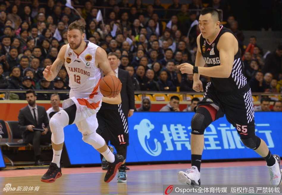 丁彦雨航劳森合砍52分 山东男篮主场力克辽宁复仇成功 山东队外援劳森摆脱防守,在空中对抗后艰难出手,为球队贡献关键分数。