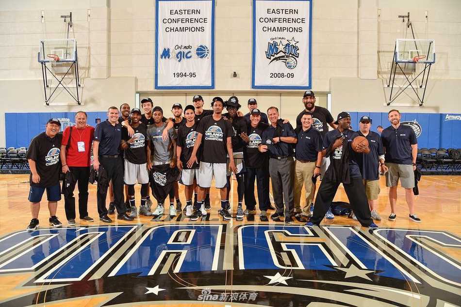 丁彦雨航在夏季联赛决赛中面对活塞防守球员，果断出手三分，篮球在空中划出完美弧线。