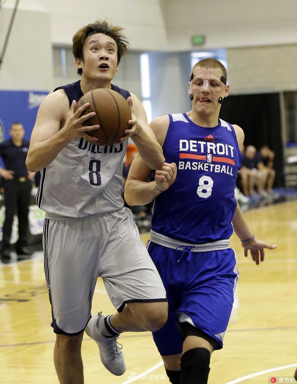 丁彦雨航突破上篮时造成对手犯规，身体在空中略有倾斜依然稳稳将球抛出，表情专注。