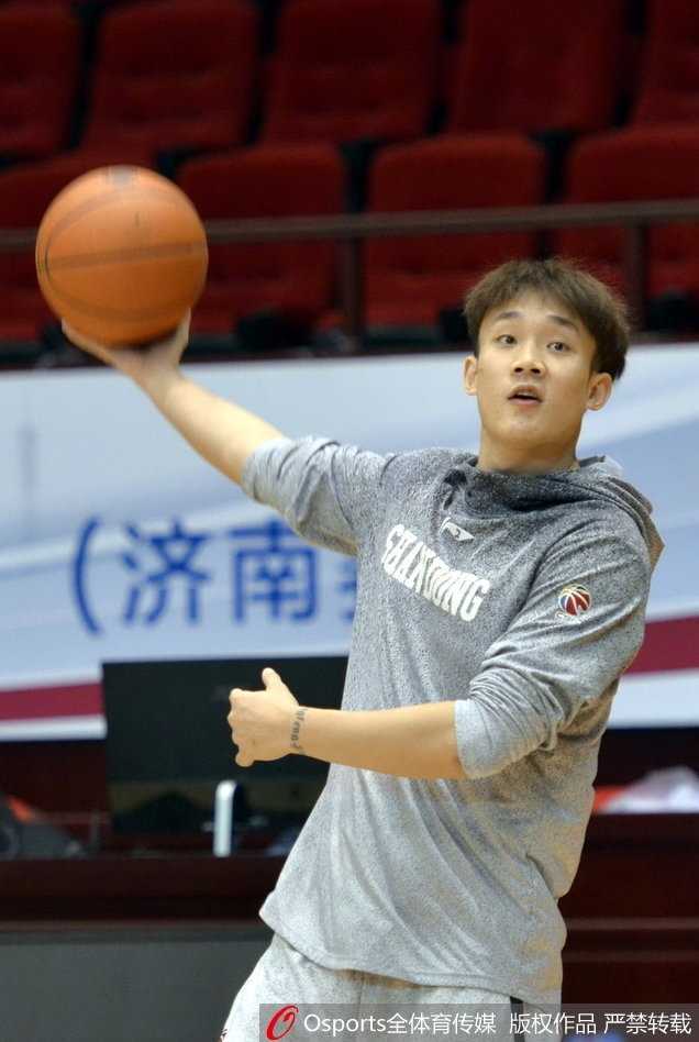 丁彦雨航变身“表情包天王”!山东高速赛前训练欢乐多,核心备战风采抢镜 丁彦雨航在训练场上挤眉弄眼,搞怪表情逗乐全场队友