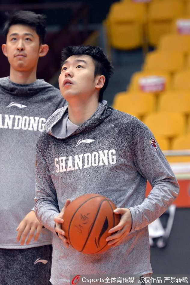 丁彦雨航变身“表情包天王”!山东高速赛前训练欢乐多,核心备战风采抢镜 丁彦雨航在训练中全神贯注,嘴巴紧抿眼神犀利却又自带一丝呆萌属性