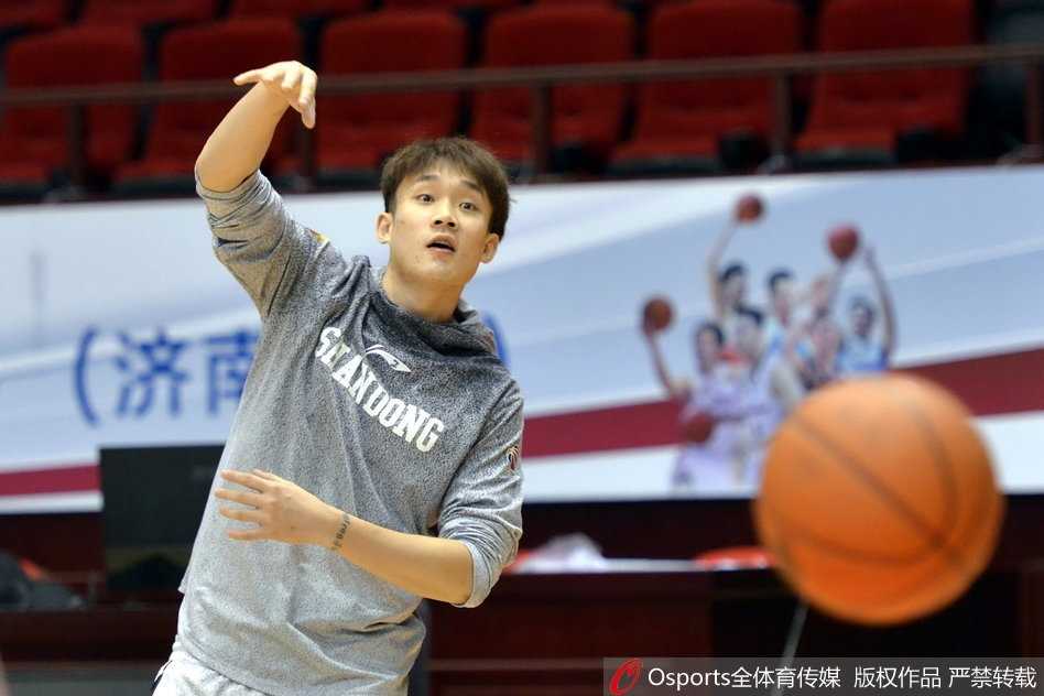 丁彦雨航变身“表情包天王”!山东高速赛前训练欢乐多,核心备战风采抢镜 面对镜头丁彦雨航做出无奈摊手的姿势,仿佛在说这球怎么就不听我的话