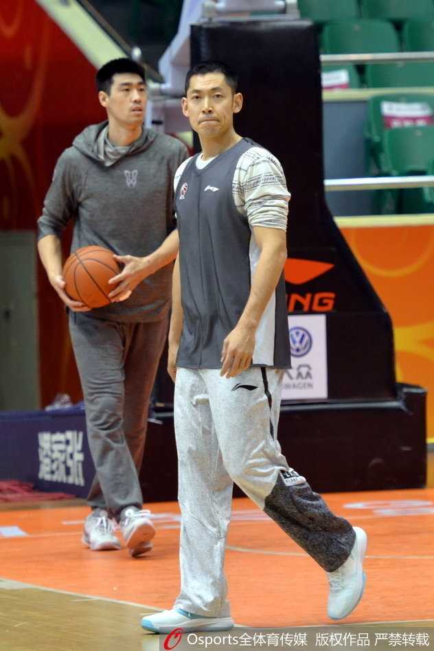 丁彦雨航变身“表情包天王”!山东高速赛前训练欢乐多,核心备战风采抢镜 搞怪成功后的丁彦雨航露出标志性坏笑,仿佛在炫耀自己又发明了新表情