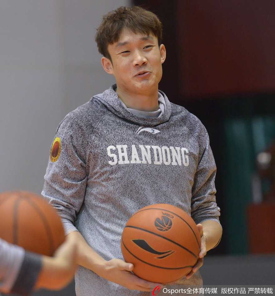 丁彦雨航备战鲁粤大战频现呆萌瞬间 训练场外再成表情包新宠 丁彦雨航在训练中眉头微皱,眼神中透露出一丝疲惫与迷茫,仿佛在思考人生,呆萌神态惹人怜爱。