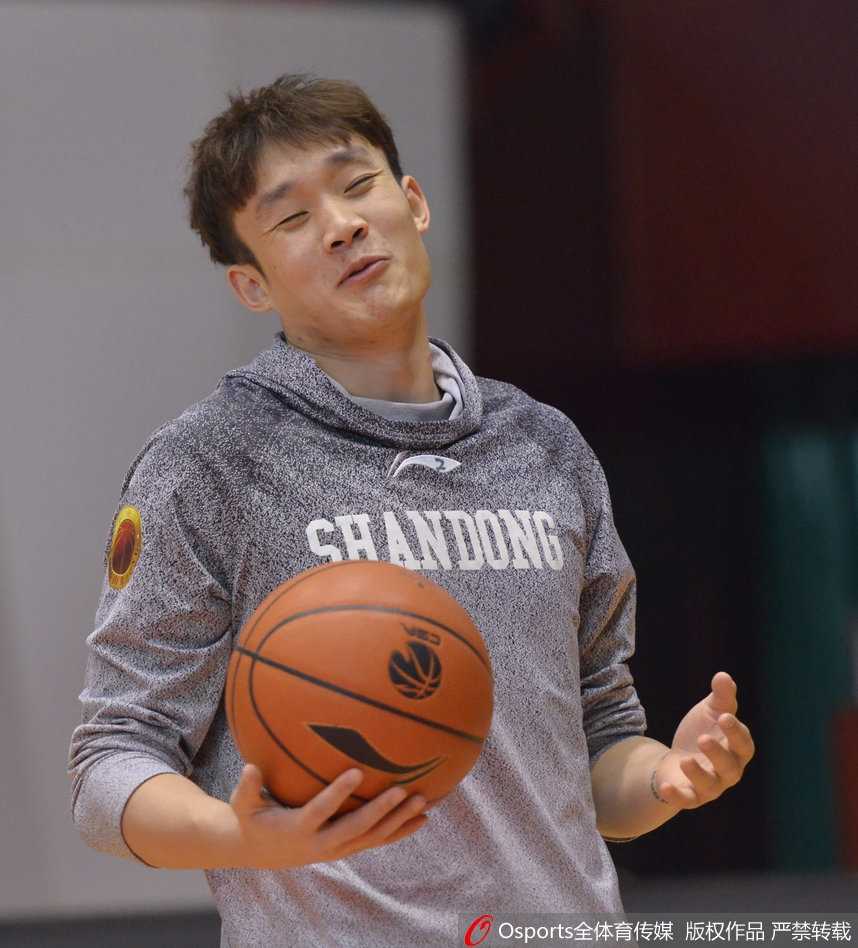 丁彦雨航备战鲁粤大战频现呆萌瞬间 训练场外再成表情包新宠 训练间歇,丁彦雨航抿嘴凝望远方,眼神迷离略带困惑,似乎还在回味刚才的投篮动作,表情自带几分喜感。