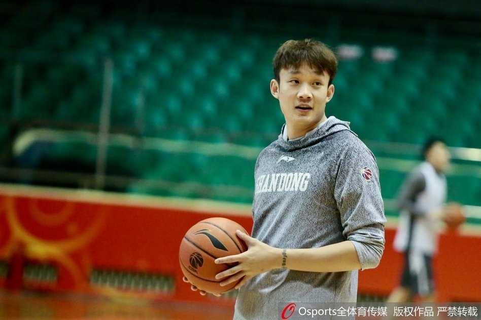 丁彦雨航备战鲁粤大战频现呆萌瞬间 训练场外再成表情包新宠 丁彦雨航在运球训练时,表情瞬间失去管理,嘴巴微张眼神发直,宛如一个在篮球场上走神的“大男孩”。