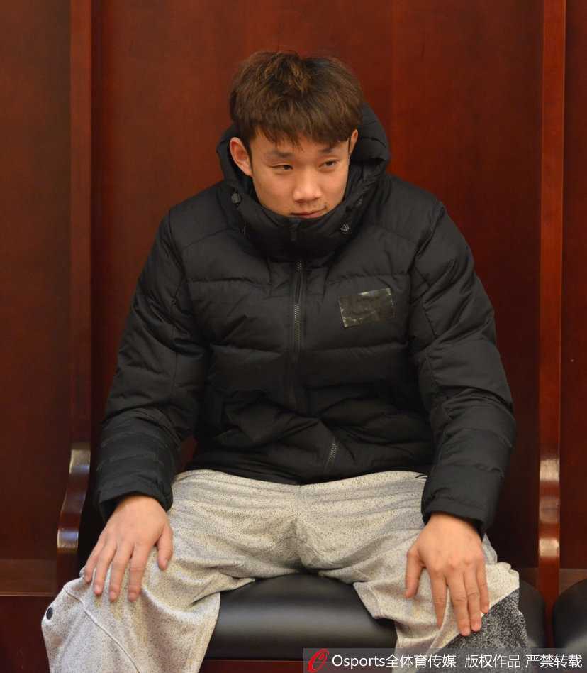 丁彦雨航备战鲁粤大战频现呆萌瞬间 训练场外再成表情包新宠 特写镜头下,丁彦雨航的眼神充满不确定,微微侧头仿佛在聆听远处的呼唤,无辜的表情极具画面感。