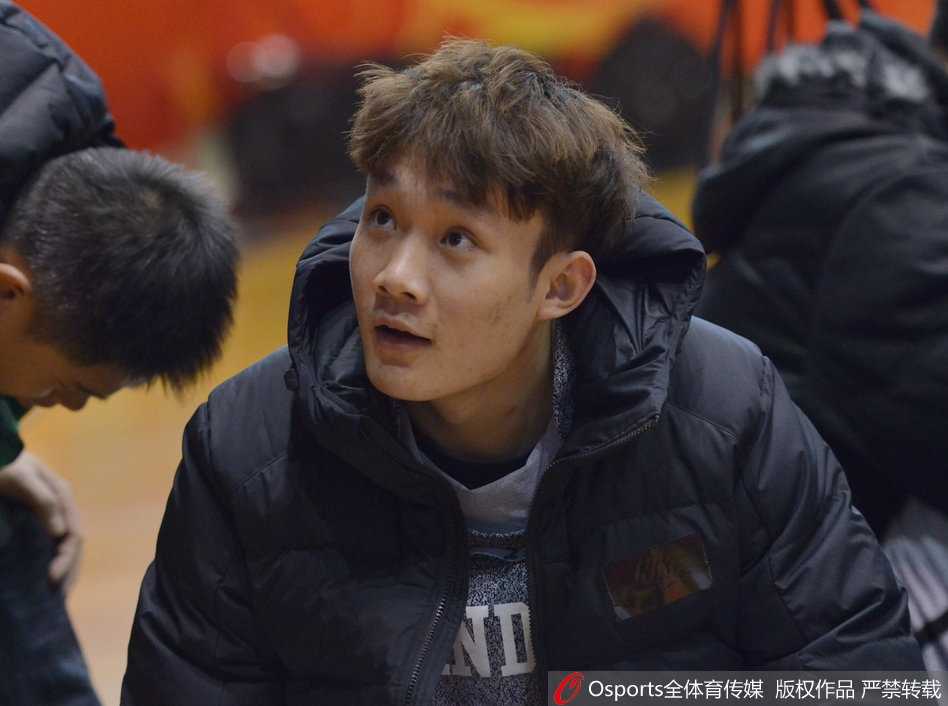 丁彦雨航备战鲁粤大战频现呆萌瞬间 训练场外再成表情包新宠 丁彦雨航在训练场上露出迷之微笑,半眯着眼睛的样子显得有些狡黠又有些呆萌,仿佛心中早已有了对战广东队的妙计。