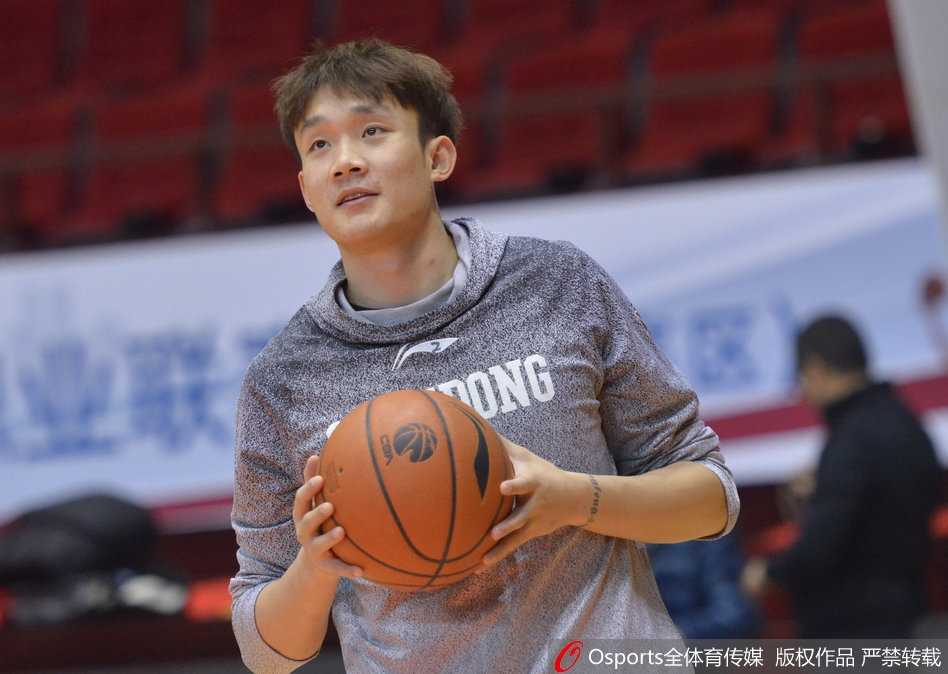 丁彦雨航备战鲁粤大战频现呆萌瞬间 训练场外再成表情包新宠 训练结束后的丁彦雨航,汗水浸湿了头发,面无表情直视前方,疲惫感写满脸上,展现了职业运动员场下不为人知的艰辛。