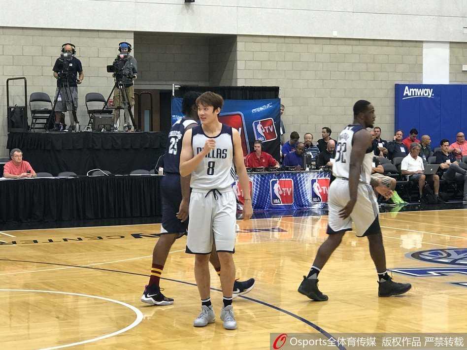 丁彦雨航夏季联赛强势反弹 全能表现引发现场欢呼 丁彦雨航身披小牛队8号战袍,在夏季联赛的赛场上眼神坚毅,全神贯注地凝视前方,仿佛一头蓄势待发的猎豹,随时准备撕裂对手的防线。