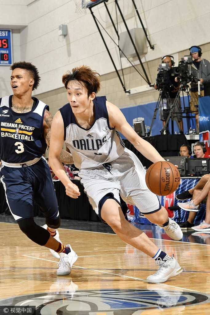 丁彦雨航夏季联赛强势反弹 全能表现引发现场欢呼 丁彦雨航运球快速突破,他压低重心,如同一道游走的利刃划破对手的防线,眼神中透露着对胜利的渴望,随时准备给对手致命一击。