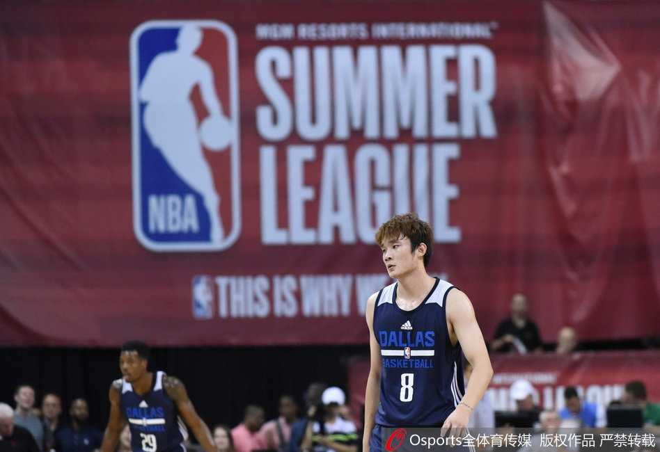 丁彦雨航夏季联赛闪光瞬间:发型不乱拼劲不乱,中国前锋用表现赢得欢呼 丁彦雨航神情专注地站在场边准备登场,眼神中充满坚定与渴望