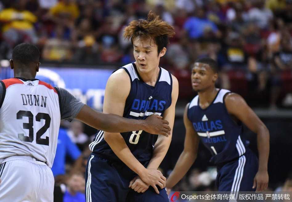 丁彦雨航夏季联赛闪光瞬间:发型不乱拼劲不乱,中国前锋用表现赢得欢呼 丁彦雨航在人群中高高跃起,奋力拼抢篮板球,展现出强烈的求胜欲望