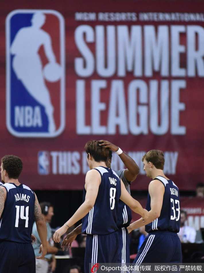 丁彦雨航夏季联赛闪光瞬间:发型不乱拼劲不乱,中国前锋用表现赢得欢呼 丁彦雨航命中投篮后,场下的队友们纷纷伸出手与他击掌庆祝,气氛热烈