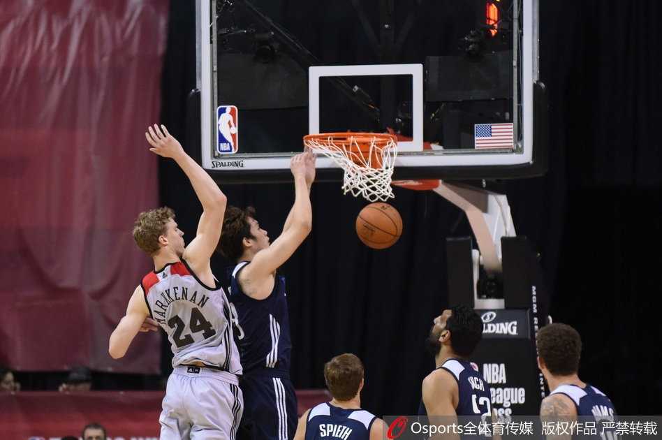 丁彦雨航夏季联赛闪光瞬间:发型不乱拼劲不乱,中国前锋用表现赢得欢呼 丁彦雨航运球强行突破,面对防守对抗,眼神坚毅地冲击篮筐