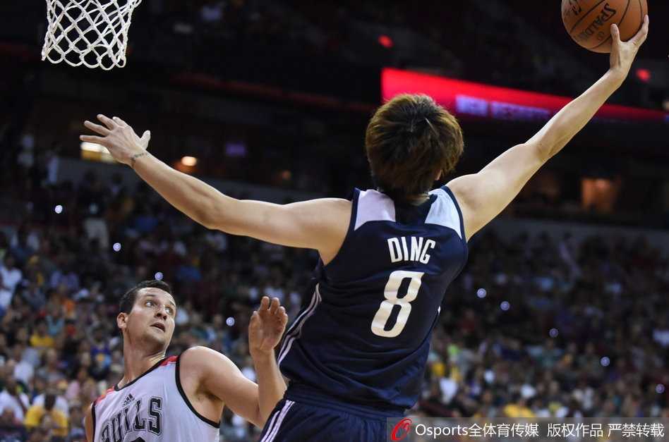 丁彦雨航夏季联赛闪光瞬间:发型不乱拼劲不乱,中国前锋用表现赢得欢呼 丁彦雨航外线持球,自信满满地干拔跳投,出手瞬间眼神紧盯着篮筐