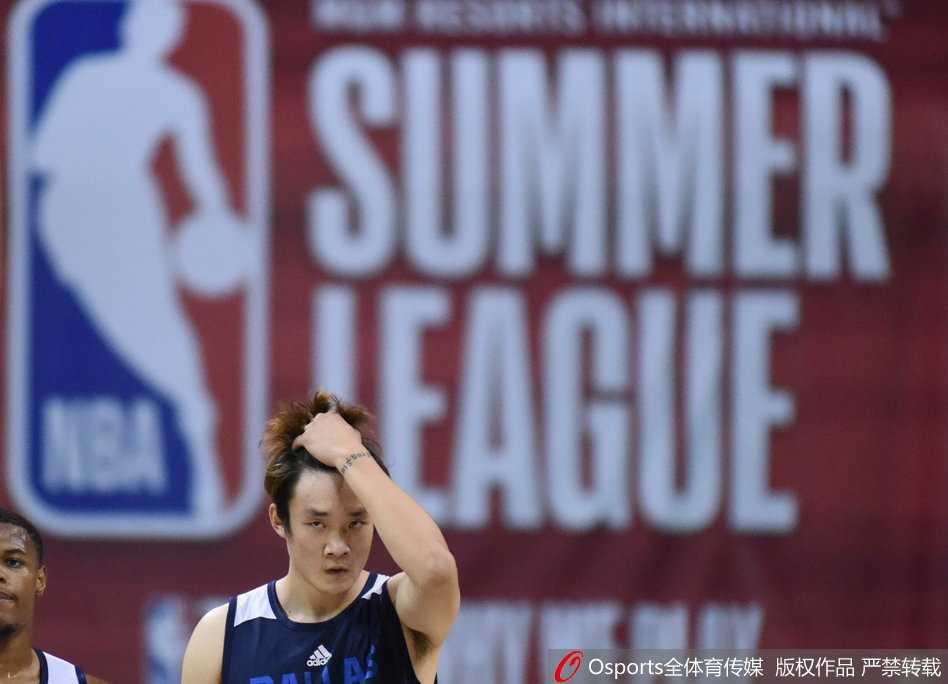 丁彦雨航夏季联赛闪光瞬间:发型不乱拼劲不乱,中国前锋用表现赢得欢呼 丁彦雨航在三分线外双手持球,面对防守者呼叫队友上前进行挡拆配合