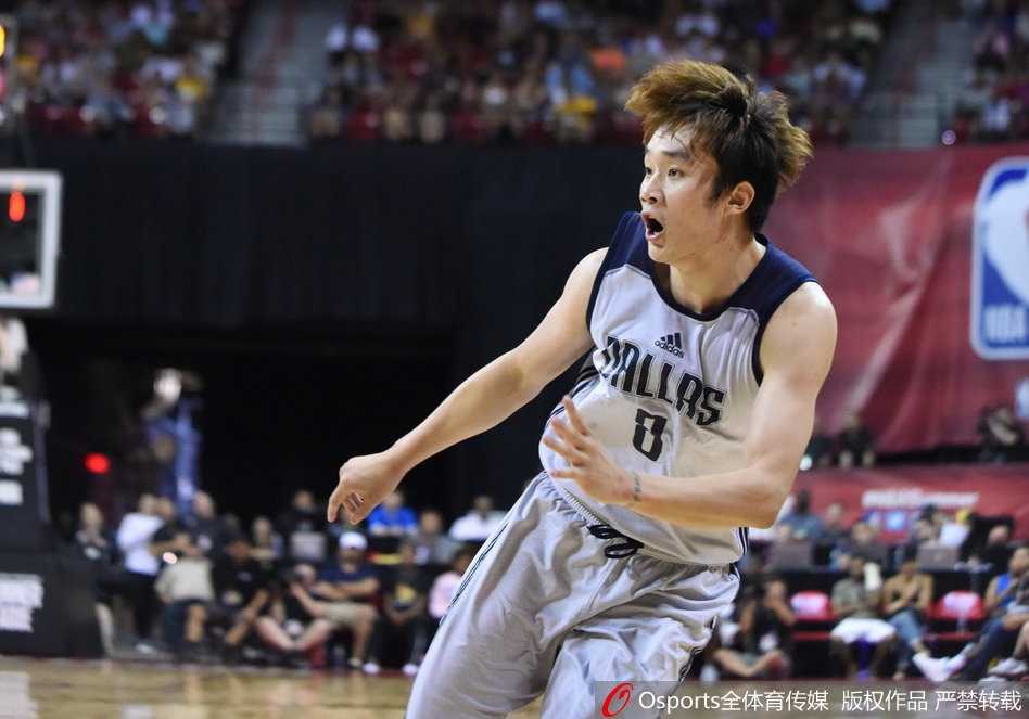 丁彦雨航夏季联赛闪耀拉斯维加斯,全场高呼MVP彰显中国力量 面对防守人,丁彦雨航毫不犹豫地选择三分出手,球在空中划过一道美丽的弧线。
