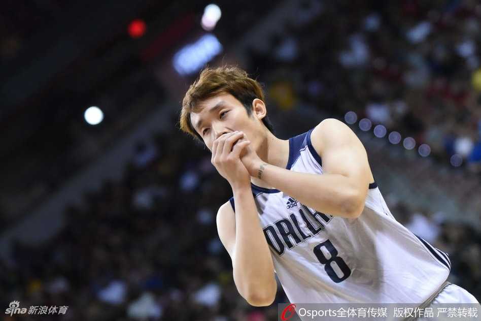 丁彦雨航夏季联赛闪耀拉斯维加斯,全场高呼MVP彰显中国力量 丁彦雨航在夏季联赛中眼神坚毅,完全灌注了火热手感,面对防守球员从容运球观察。