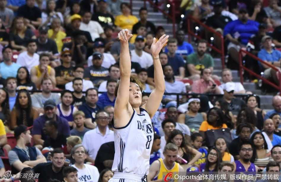 丁彦雨航夏季联赛闪耀拉斯维加斯,全场高呼MVP彰显中国力量 丁彦雨航在场上与队友进行战术挡拆,两人眼神交流后迅速拆开寻找进攻机会。