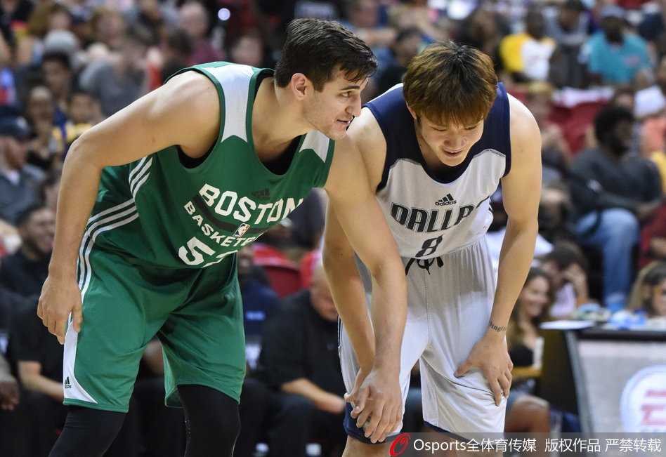 丁彦雨航夏季联赛闪耀拉斯维加斯,全场高呼MVP彰显中国力量 赛后丁彦雨航与队友击掌庆祝胜利,脸上洋溢着开心的笑容,完全融入了团队氛围。