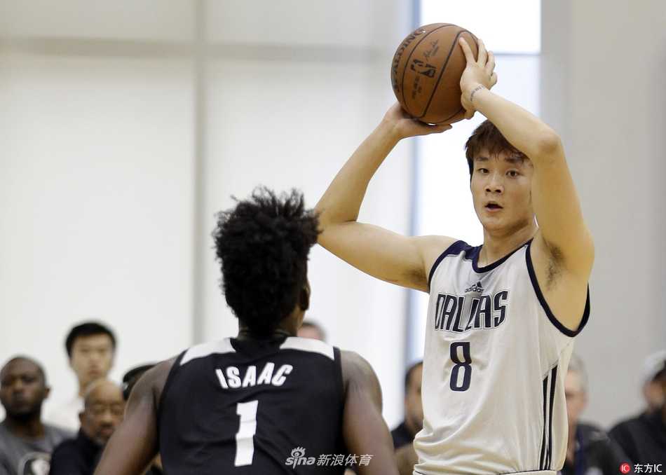 丁彦雨航在外线持球，眼神坚定地观察着队友跑位和防守者的站位，仿佛整个球场都在他的掌控之中。