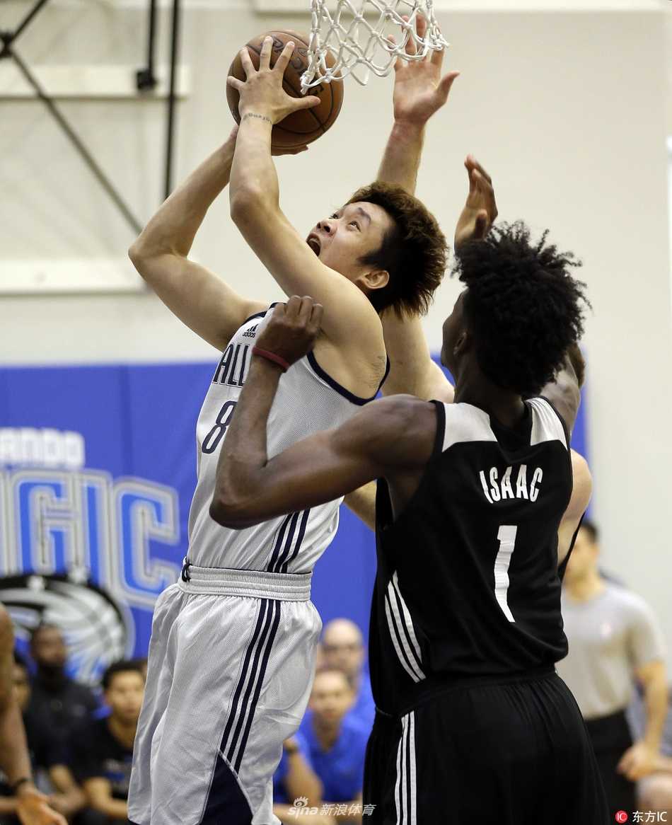 在对手出手的瞬间，丁彦雨航如神兵天降，用一记势大力沉的排球大帽将球扇飞，点燃了替补席的激情。