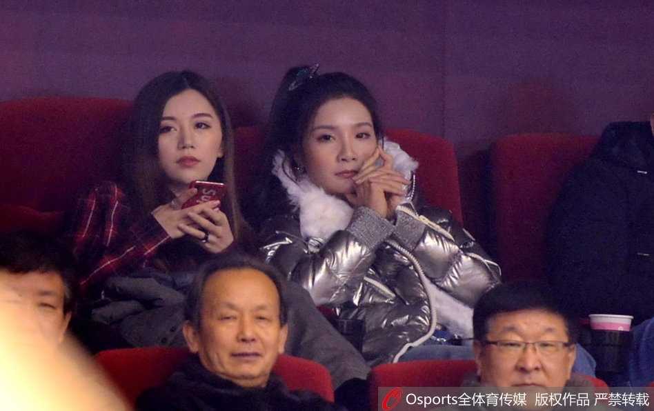 比赛间隙，两人心情大好凑在一起玩起自拍，睢冉妻子做出俏皮的剪刀手，小丁女友则温柔地依偎着看向镜头