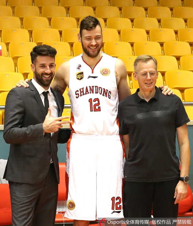 在拍摄单人照环节，丁彦雨航好不容易摆脱队友捣乱，正襟危坐试图保持帅气形象，但眼神中依然藏不住笑意，仿佛在警惕着随时可能再次袭来的队友。